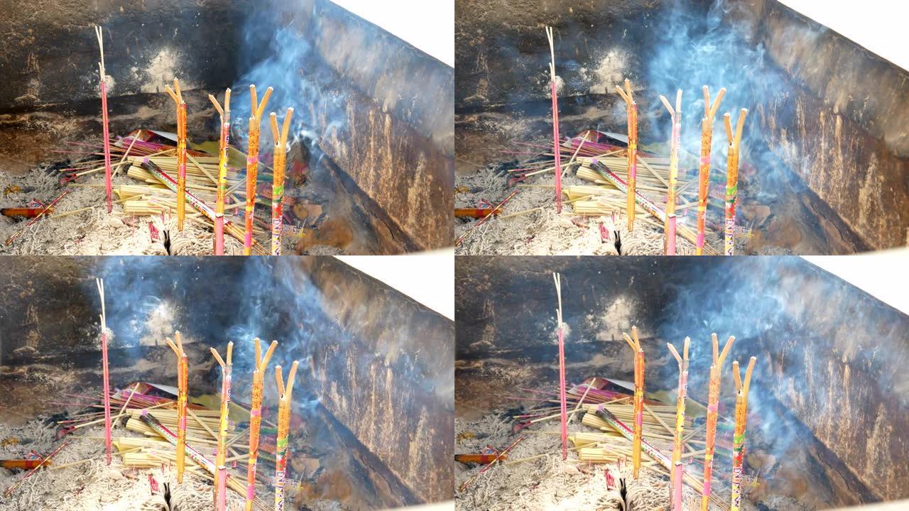 寺庙里的香炉烧香冒烟