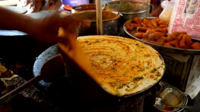 印度孟买制作dosa的熟练街头食品供应商