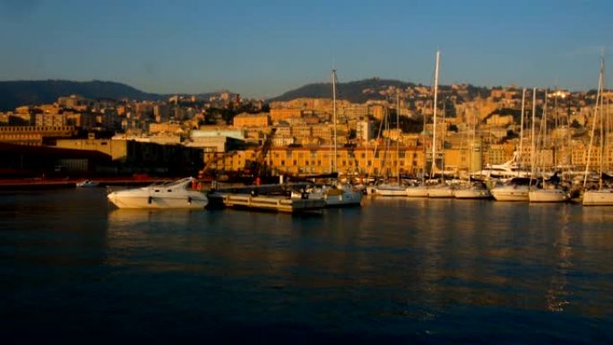 日落时分，在热那亚的旧港口上，朝着克里斯托弗·哥伦布的出生地的山区