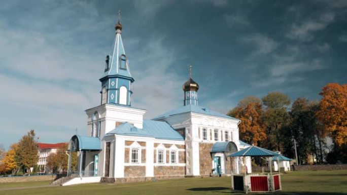 白俄罗斯维捷布斯克州Dokshitsy。圣洁的代祷教堂在阳光明媚的秋天
