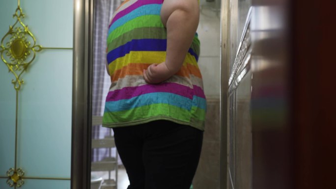 女人身材肥胖被孩子嫌弃体重超重不健康