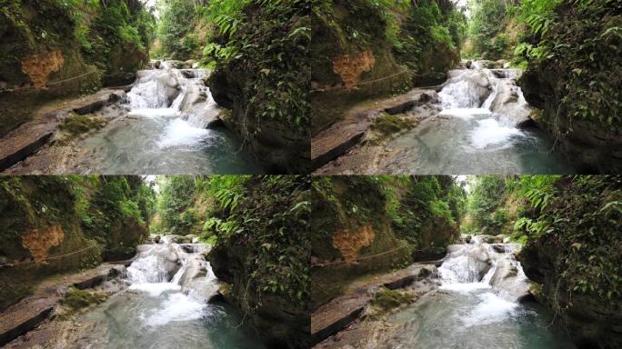 在牙买加奥乔里奥斯 (Ocho Rios) 美丽的凉爽蓝洞 (Blue Hole) 旅游景点中，俯瞰