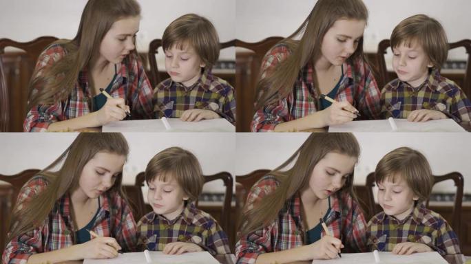 可爱的姐姐和可流产的弟弟学习课程的特写肖像。