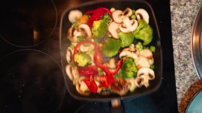 煎锅中的焦化蔬菜