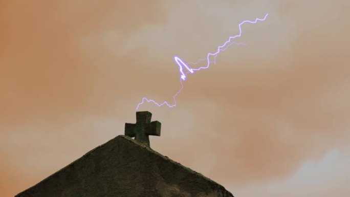 基督教十字架在法国尖顶上的时光流逝，天启云和闪电