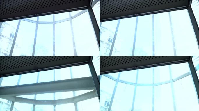 摩天大楼中的玻璃电梯