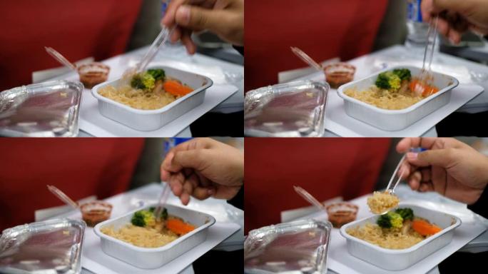 乘客吃饭，而飞机上几乎没有湍流