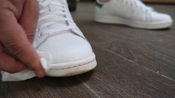 手清洁脏白鞋