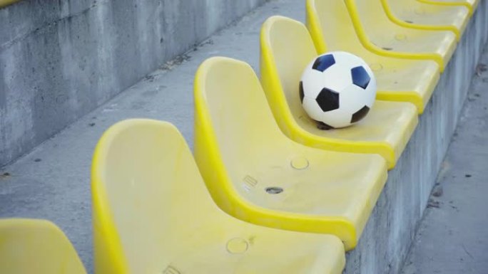 足球在体育场的领奖台上。空黄色椅子
