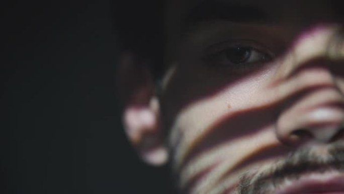 光投射到一个男人的脸上