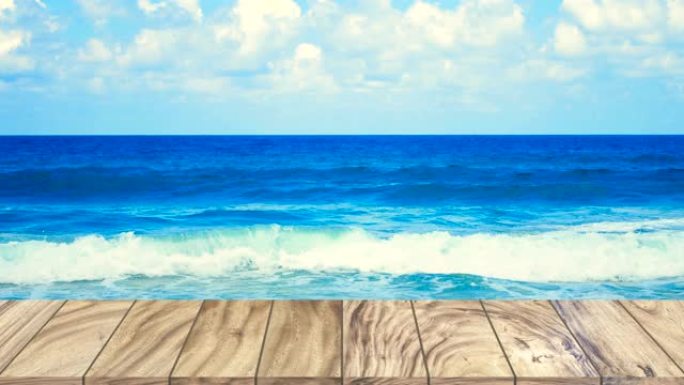 顶级木质桌子纹理透视。在夏天的贝奇海背景上。