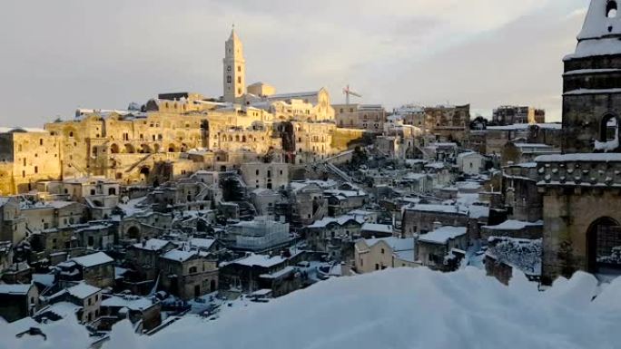 典型的石头Sassi di Matera和教堂Matera 2019的全景，房子上有雪，旅行的概念和