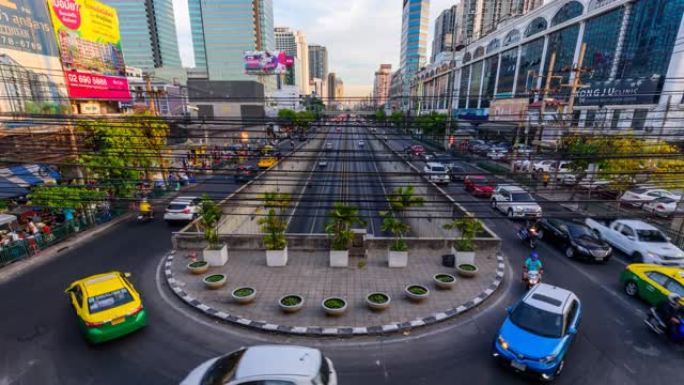 时间流逝模糊了曼谷市掉头街上的大量汽车交通