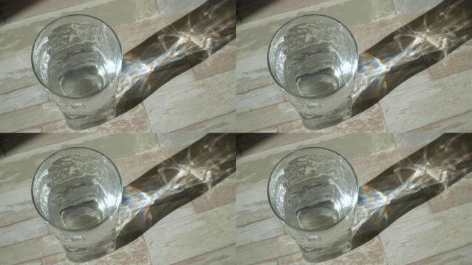 用透明玻璃喝水。太阳眩光