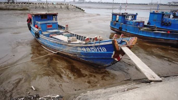 渔船在退潮时被泥搁浅。