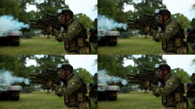 士兵用武器射击，慢镜头