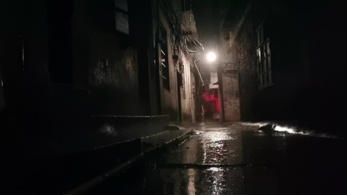 雨巷昏暗路灯屋檐流水雨滴下雨的声音