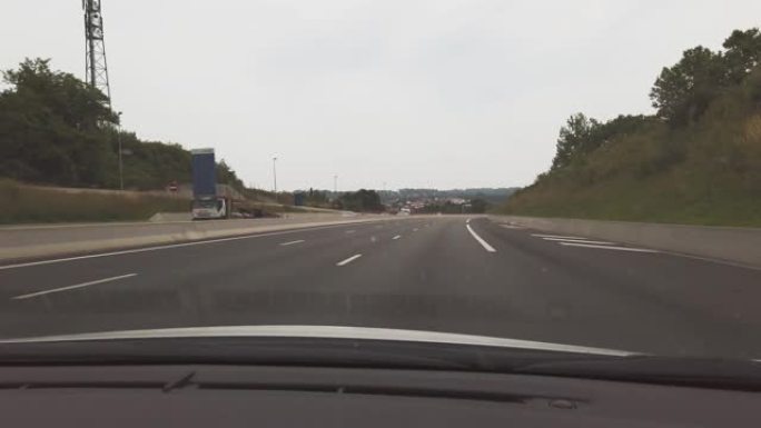 从车内看高速公路上的汽车