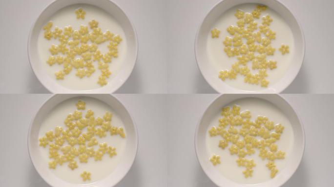 俯视图: 桌子上的白色碗中的儿童玉米片和牛奶