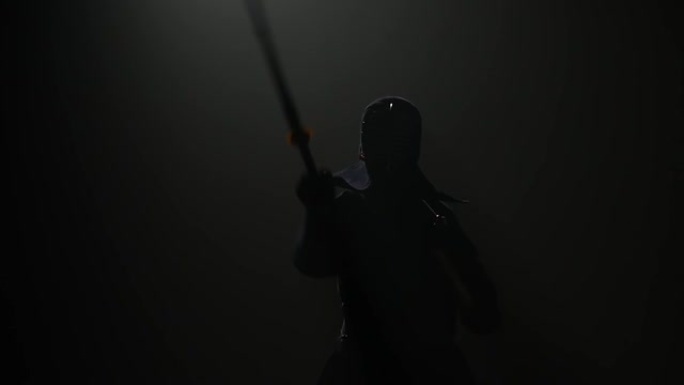 剑道战士与武士刀一起练习武术。慢动作