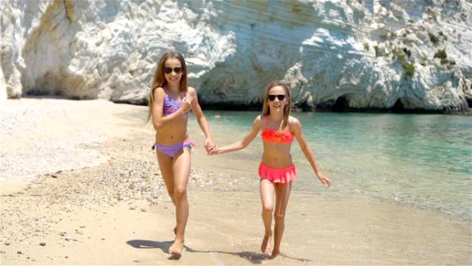 暑假期间，小女孩在热带海滩玩得开心