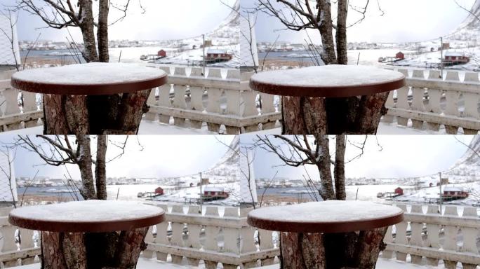 下雪天外面铺着雪的木桌
