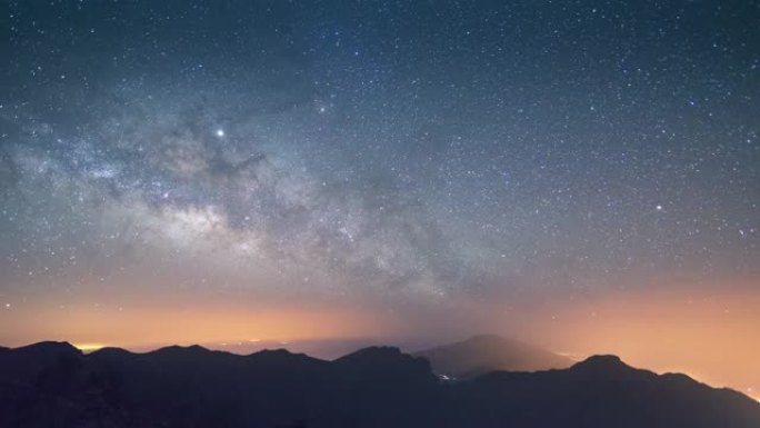 从拉帕尔玛 (La Palma) 看到的天空中上升的银河系