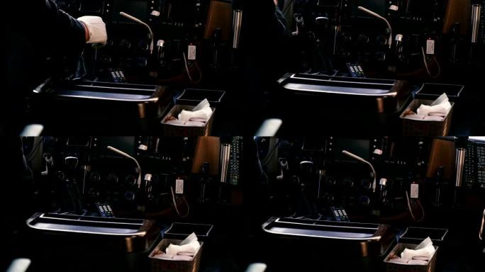 汽车变速箱。交白手套切换总线中的变速器