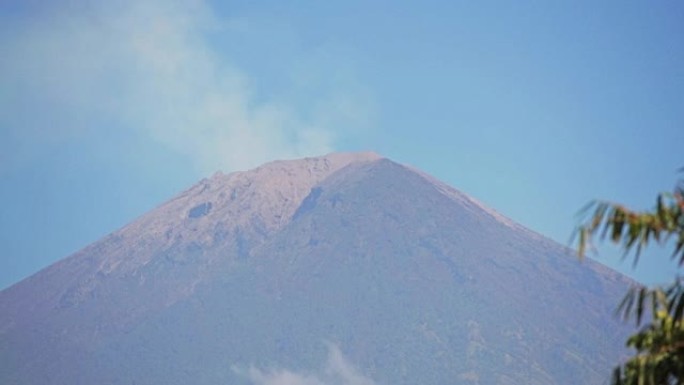 最后一次熔岩喷发几周后，阿贡山2018年7月从火山口和云层下面冒出烟雾。