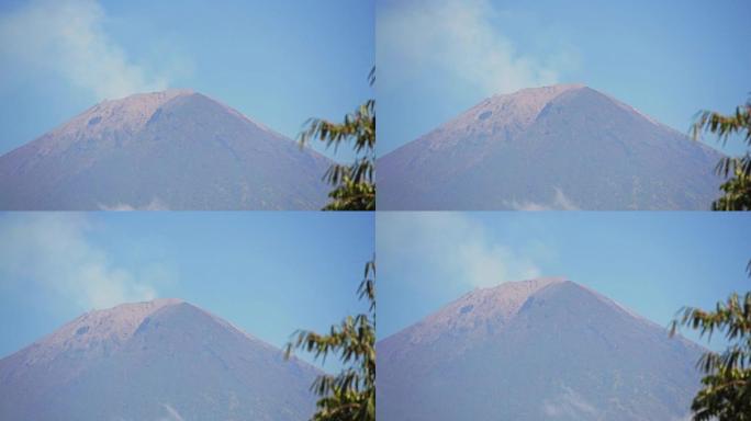 最后一次熔岩喷发几周后，阿贡山2018年7月从火山口和云层下面冒出烟雾。