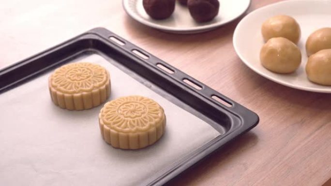 传统中秋节烘烤前在烤盘上自制广式月饼糕点。