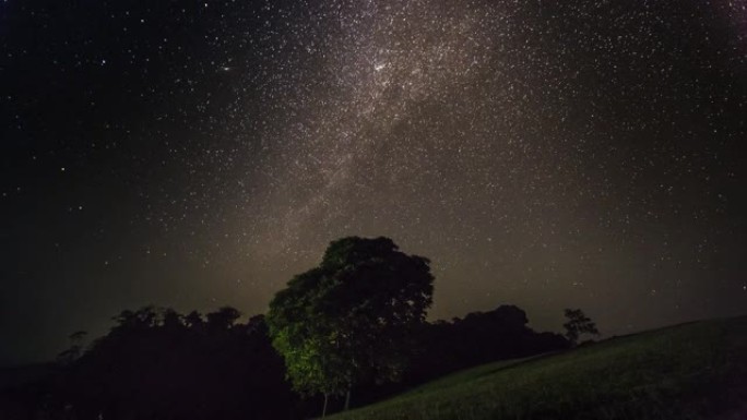 夜间多云天空上的银河系和星星的时间圈数