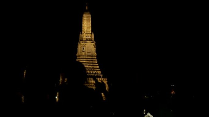 游客坐在roop top餐厅放松身心，背景式视图为昭披耶河上的Wat Arun。