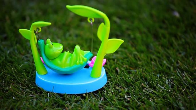 塑料青蛙吊床草背景高清镜头