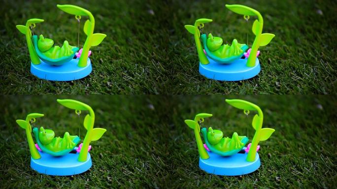 塑料青蛙吊床草背景高清镜头
