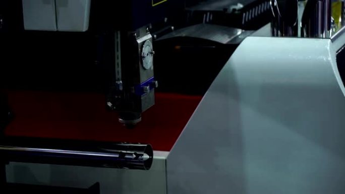 数控光纤激光切割机切割不锈钢管。