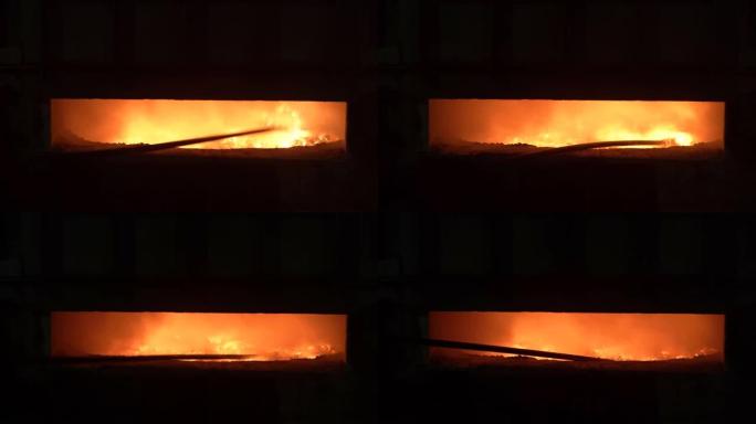 钢铁厂的露天高炉。在炉内，巨大的温度，金属熔化，工人按照工艺流程