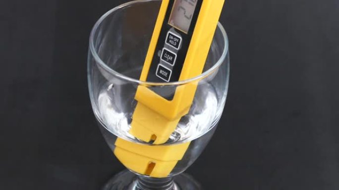 玻璃杯中有tds仪，测量水硬度，