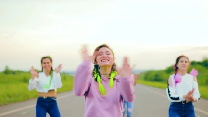 迷人的女孩在夏天跳舞。肖像视图。