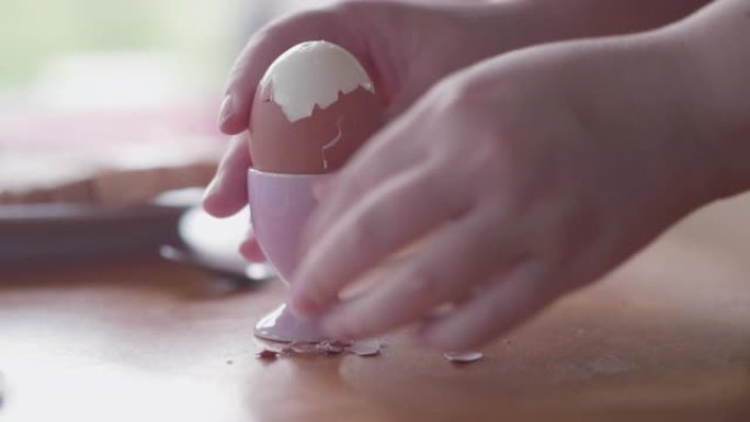 手剥煮熟的鸡蛋