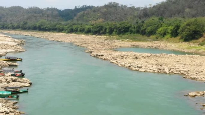 乌苏马辛塔河将墨西哥和危地马拉分开，并作为国际边界