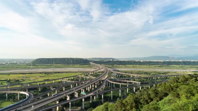 在有树的高速公路或高速公路上行驶的汽车的鸟瞰图的时间流逝。建筑结构和交通概念中的桥梁道路或街道。都市