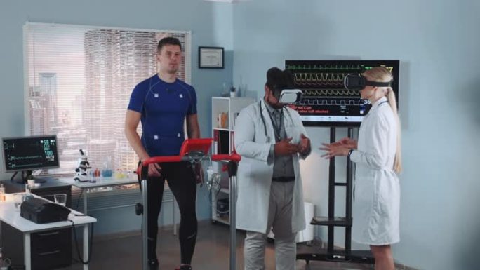 在跑步机测试期间，两名混合种族医生戴着VR眼镜谈论某事