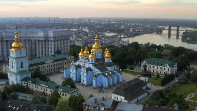 基辅圣迈克尔大教堂和外交部的鸟瞰图
