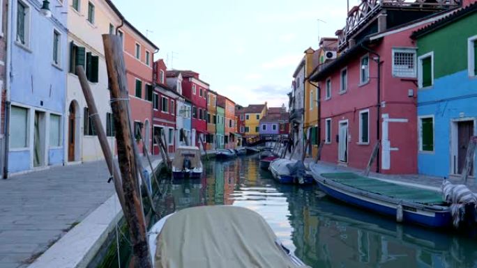 POV行走在意大利威尼斯布拉诺岛。拥有典型威尼斯风景的浪漫之城。