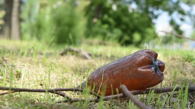 大塑料瓶倒在公园的草地上，用垃圾和垃圾污染了自然和环境