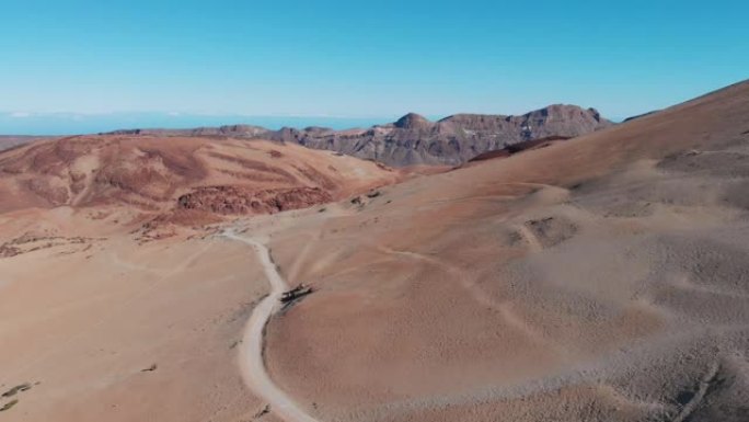 沙漠中部火山脚下的小径，从顶部可以看到。西班牙特内里费