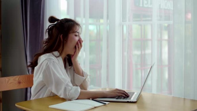 漂亮女人工作后累得打哈欠