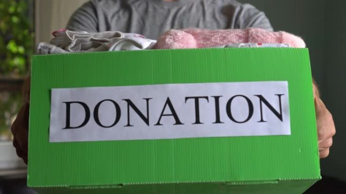 一名男子将不需要的物品捐赠给慈善商店。志愿服务。慈善服装回收