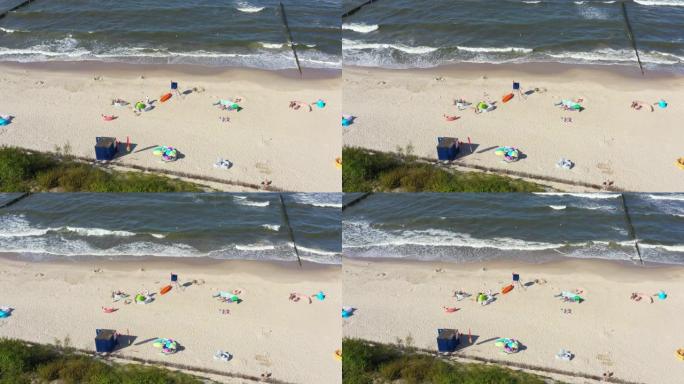 波兰查卢普度假村的海滩。航拍视频。波罗的海。毛巾上的人。